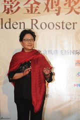 组图：斯琴高娃与邱心志红衣似亲子装