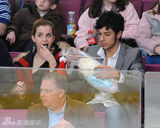 高清：艾玛-沃特森和好友看冰球 神情暧昧似约会