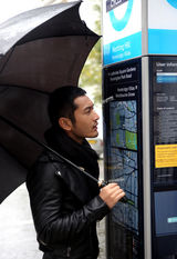 高清图：黄晓明伦敦写真 感受美食与生活的惬意