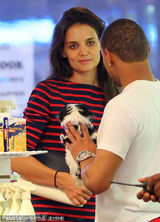 组图：苏瑞宠物店遭捉弄头顶小狗表情囧