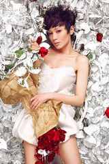 组图：石小群演绎雪与玫瑰的交织的单身情人节