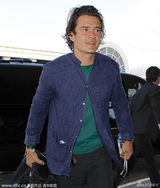 组图：奥兰多随性装扮现身机场 双脚穿不同鞋