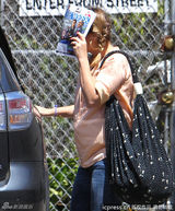 组图：德鲁-巴里摩尔挺大肚躲狗仔 竖中指发泄不满