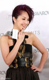 组图：杨千嬅刘璇在京出席商业活动 