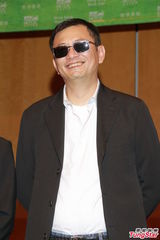 组图：王家卫55岁生日 携爱妻书展办讲座