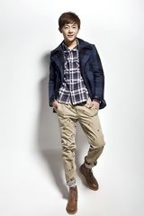 组图：张皓然最新写真曝光 变身帅气潮男