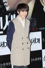 高清图：李政宰新片试映 宋智孝河智苑红毯斗艳