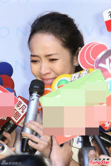 组图：侯佩岑被问妈妈婚外情人 当场落泪20秒