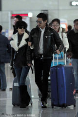 组图：陆毅携鲍蕾甜蜜现身机场 与送机粉丝合影