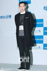 组图：韩星朴有天精练短发出席公益慈善活动