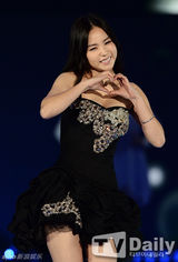 组图：SHINee等亮相活动 Rainbow等T台走秀