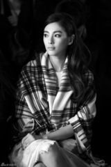 组图：张雨绮抵沪看秀露香肩 董洁裹严实