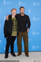 组图：《查理必死》柏林亮相 男星鲁伯特抢镜