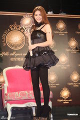 组图：J女郎昆凌抱病出席代言 现场捏鼻否认整形