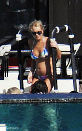 幻灯图集：林赛-罗韩海岛度假 五彩泳衣秀身材