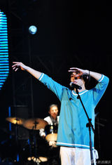 组图：林宥嘉“流汗”动感开唱 模仿青峰唱情歌