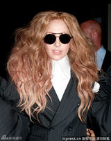组图：Lady Gaga变母狮 另类泡泡袖西装抢镜