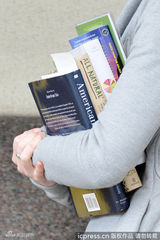 组图：安妮-海瑟薇低调逛书店 修生养性扫5大本