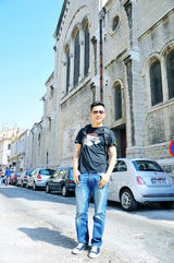 组图：型男罗晋拍阳光写真 随性洒脱热爱生活