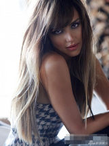 组图：阿尔芭杂志大片曝光 妆容冷艳秀发如丝