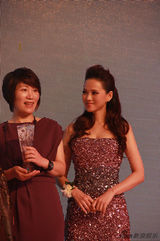 伊能静美人鱼造型亮相 妆容精致气质高雅(组图)