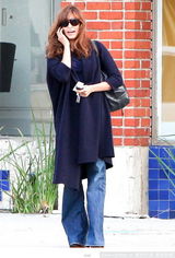 幻灯：伊娃-门德斯熟女打扮现身街头 秀发风中飞舞