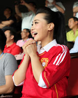组图：谭晶中荷大战着国足队服领唱国歌