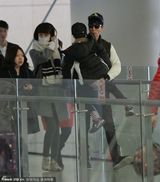 组图：张亮全家现身机场 天天被粉丝吓哭