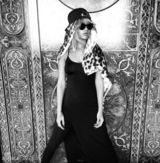 组图：蕾哈娜摩洛哥开唱 包豹纹头巾真空激凸