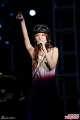 组图：陈绮贞红馆开唱 火红礼服上演女女热吻