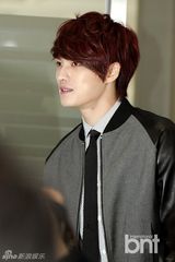 组图：JYJ为慈善捐款 金在中休闲皮装亮相代表