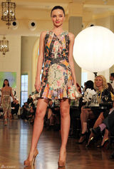 高清组图：辣妈超模米兰达-可儿现身悉尼走秀