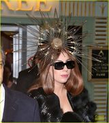 组图：Gaga乘金色马车亮相 别致头饰抢镜十足