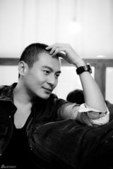 组图：刘冠翔黑白写真 成熟男魅力尽显