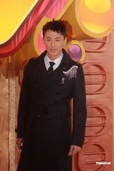 组图：TVB颁奖礼红毯 林峰着双排扣风衣帅气登场
