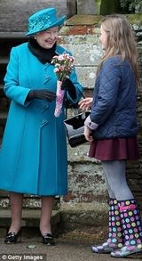 组图：英女王出席王室圣诞活动 蓝色套裙捧鲜花和蔼