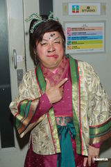 组图：曾志伟蒙嘉慧胡杏儿等录节目卖力演出