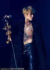 组图：金在中南京火热开唱 赤裸上身大方秀纹身