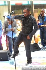 组图：惠特尼前夫鲍比-布朗热唱引围观