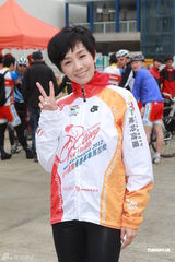 组图：邓兆尊兄妹参与单车赛 毛舜筠将再拍喜剧