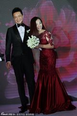 组图：刘璇北京补办婚礼与老公深情舌吻