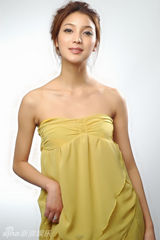 组图：李梓言最新写真曝光 样貌气质皆似Angelababy