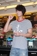 组图：郭品超陈怡蓉新剧收视飘红慰劳粉丝