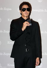 高清图：东方神起郑允浩等亮相派对 着正装型男范儿