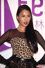 组图：伊林模特开年会 女星薄纱遮三点隐露下体