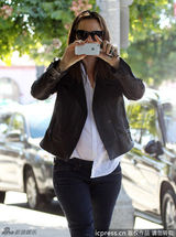 组图：詹妮弗-加纳带爱女出街与媒体玩互拍