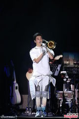 组图：严爵个唱秀舞技 打死不肯脱衣露腹肌