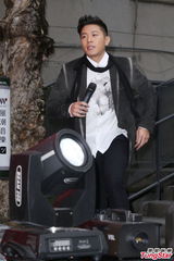 组图：韦礼安新专辑遇瓶颈 生日得内衣蛋糕醒脑