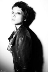 组图：韩雪烟熏妆短发造型颠覆演绎中性美