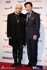 组图：韩星李珉廷秀香肩 泫雅等出席活动